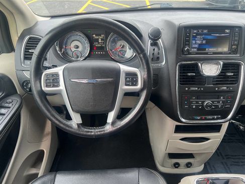 Used 2015 Chrysler Town & Country Touring w/ Driver Convenience Group FWD image 36
