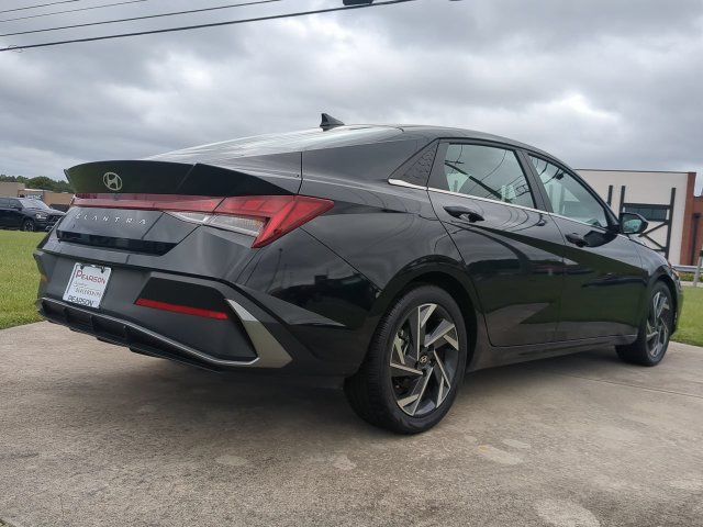 Used 2025 Hyundai Elantra SEL FWD image 4