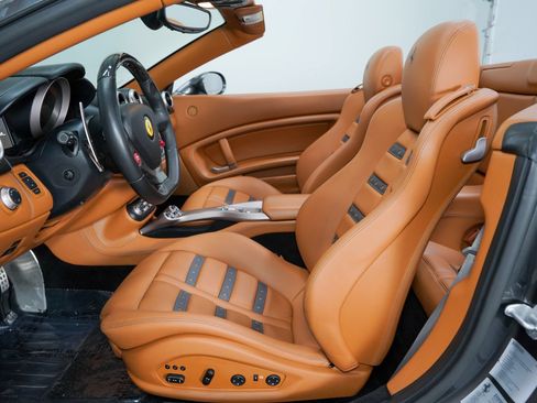 Used 2014 Ferrari California RWD image 36
