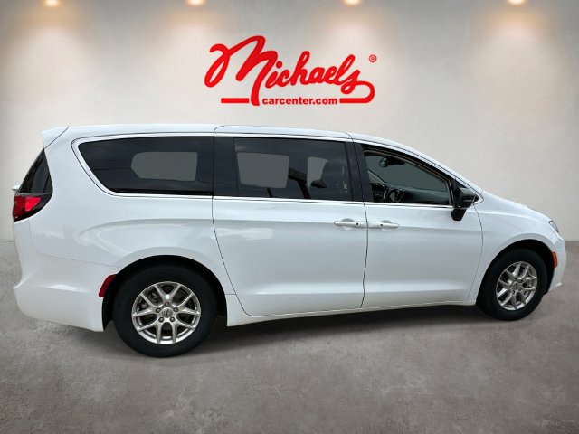Used 2024 Chrysler Pacifica Touring-L FWD image 2