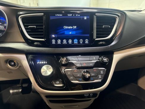 Used 2017 Chrysler Pacifica Touring-L FWD image 16