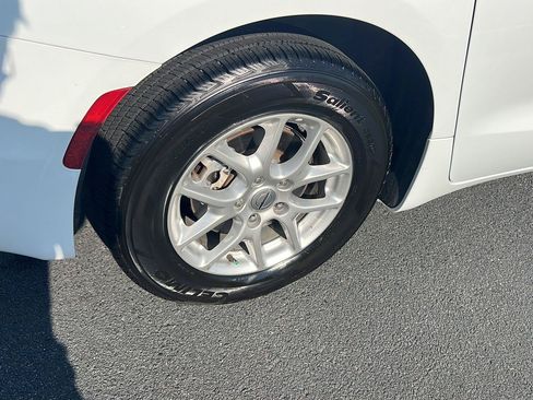 Used 2023 Chrysler Pacifica Touring-L FWD image 37