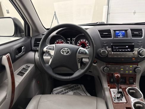 Used 2012 Toyota Highlander Limited w/ Tow Pkg AWD/4WD image 14