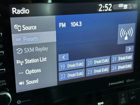 Used 2022 Toyota Highlander XLE FWD image 21
