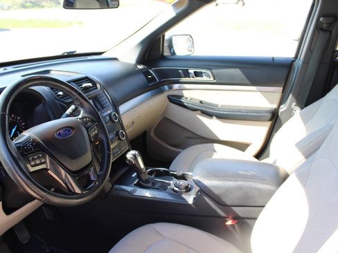 Used 2018 Ford Explorer XLT AWD/4WD image 16