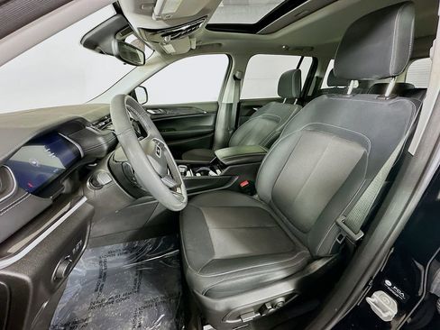 Certified 2023 Jeep Grand Cherokee Laredo w/ Luxury Tech Group I image 32