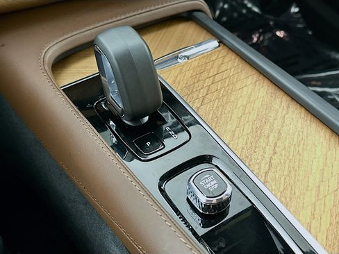 Used 2024 Volvo XC90 B6 Plus w/ Protection Package Premier image 17