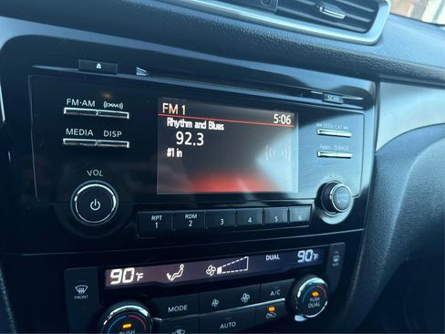 Used 2015 Nissan Rogue SV image 16