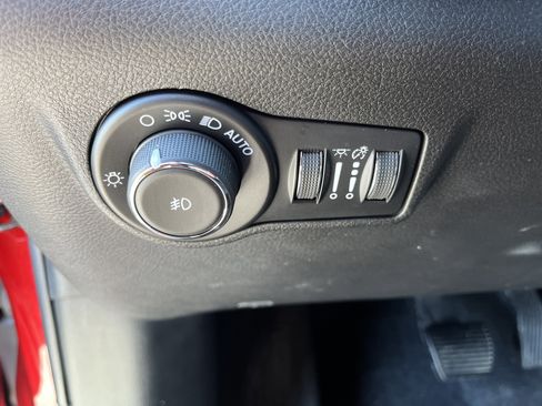 Used 2025 Jeep Compass Trailhawk AWD/4WD image 19