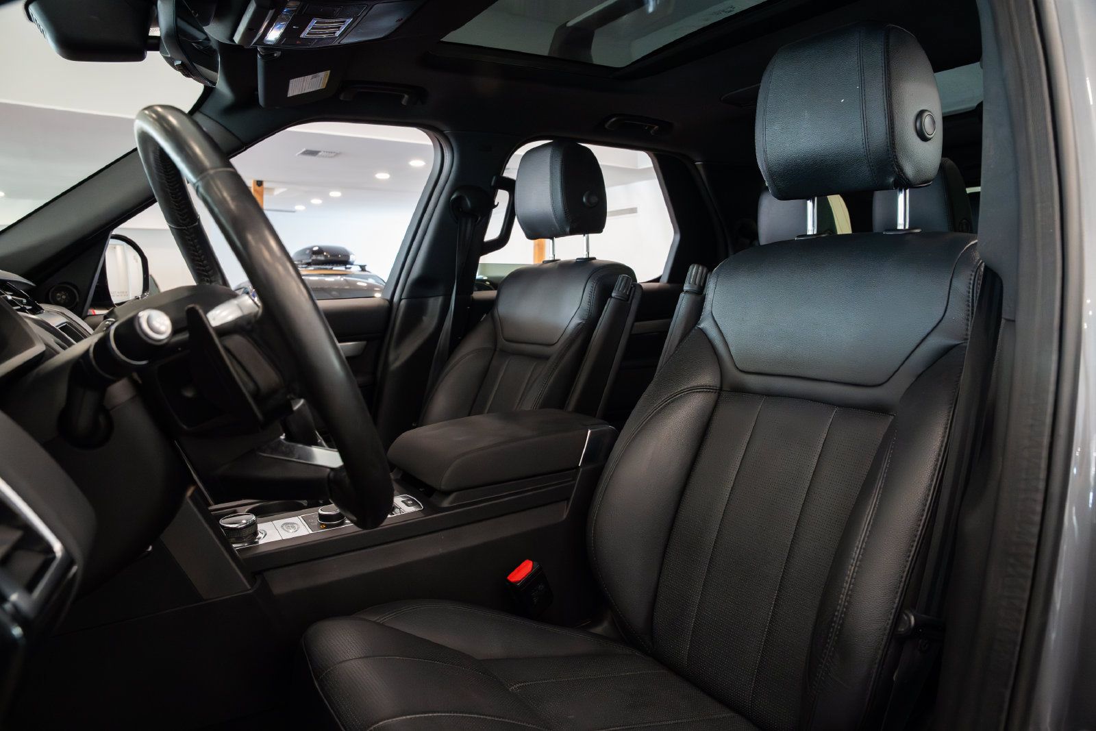 Used 2020 Land Rover Discovery Landmark AWD/4WD image 18