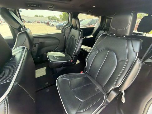 Used 2025 Chrysler Pacifica Limited FWD image 23