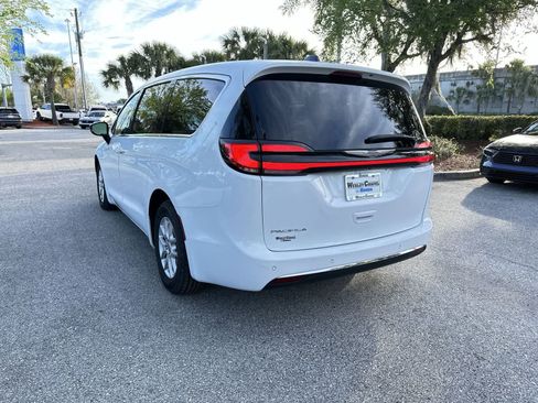 Used 2024 Chrysler Pacifica Touring-L FWD image 4