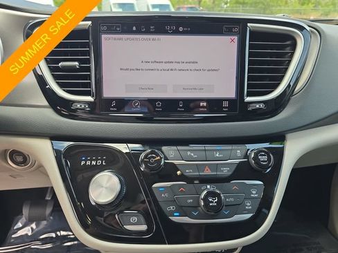 Used 2023 Chrysler Pacifica Touring-L FWD image 17