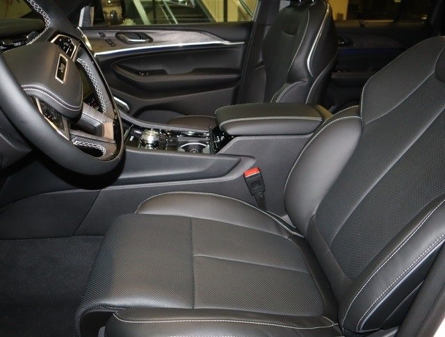 New 2023 Jeep Grand Cherokee Overland AWD/4WD image 16