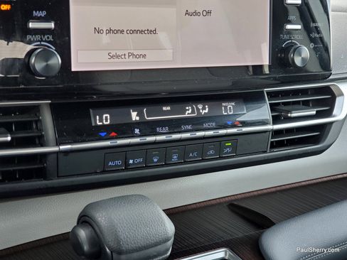 Used 2024 Toyota Sienna LE FWD image 32