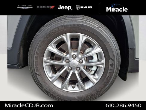 Used 2021 Jeep Cherokee Latitude Plus AWD/4WD image 8