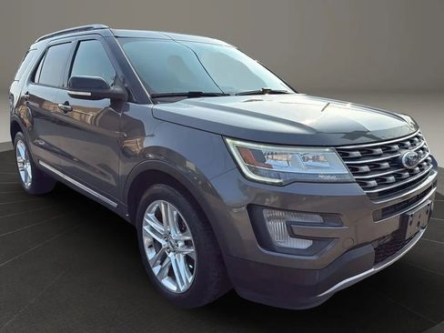 Used 2017 Ford Explorer XLT w/ Equipment Group 201A image 3