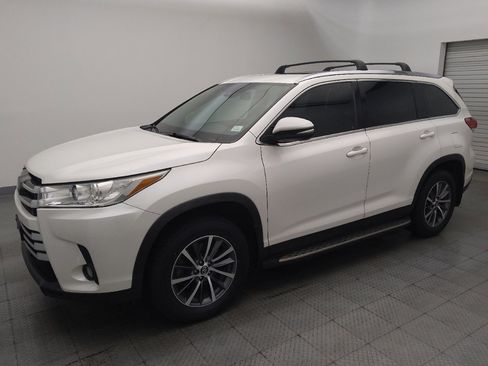 Used 2019 Toyota Highlander XLE FWD image 2