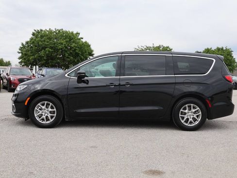 Used 2025 Chrysler Pacifica Select FWD image 8