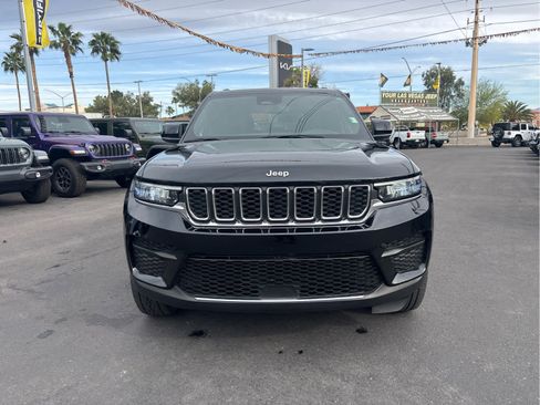 Used 2024 Jeep Grand Cherokee Laredo image 2