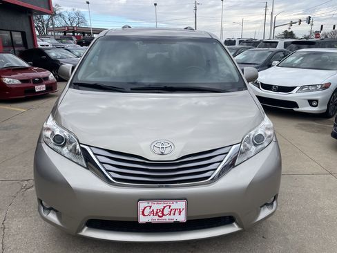 Used 2016 Toyota Sienna Limited image 2
