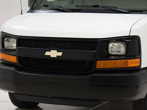 Used 2017 Chevrolet Express 2500 Extended RWD image 10