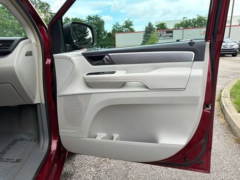 Used 2011 Volkswagen Routan SE FWD image 30