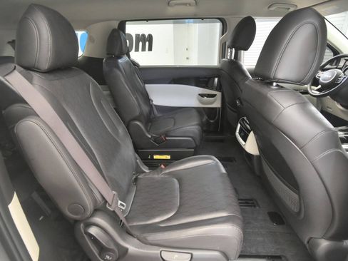 Used 2024 Kia Carnival EX FWD image 17