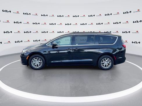 Used 2021 Chrysler Pacifica Touring FWD image 5