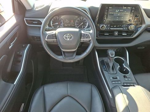 Used 2022 Toyota Highlander XLE AWD/4WD image 11