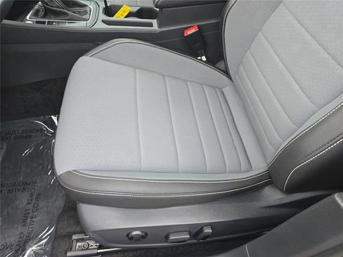 Used 2025 Volkswagen Jetta SE w/ Sunroof Package image 16