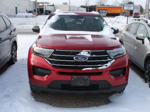 Used 2020 Ford Explorer XLT w/ Comfort Package image 2