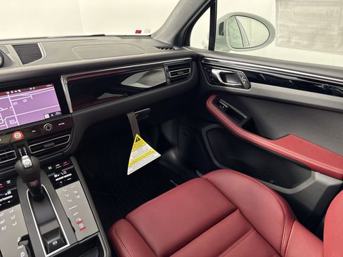 Certified 2025 Porsche Macan S image 28