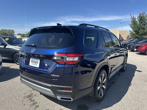 Used 2024 Honda Pilot Touring image 4