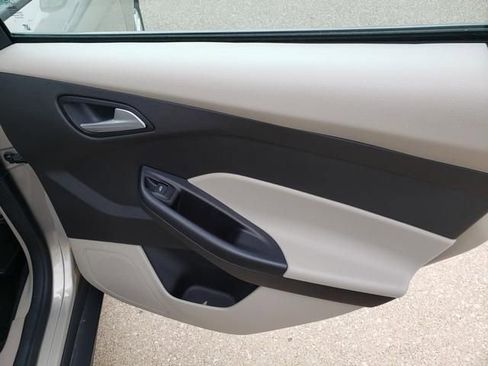 Used 2016 Ford Focus SE w/ SE Power Seat Package FWD image 17