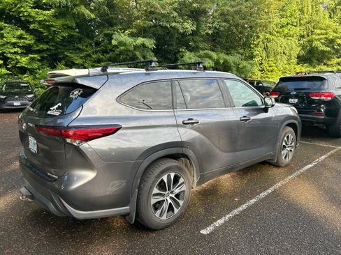 Used 2020 Toyota Highlander XLE AWD/4WD image 5