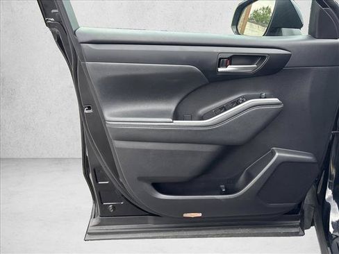 Certified 2024 Toyota Highlander XSE FWD image 11