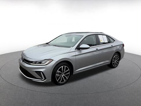 Used 2025 Volkswagen Jetta SE image 8