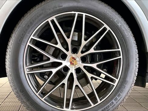Used 2025 Porsche Cayenne AWD/4WD image 35
