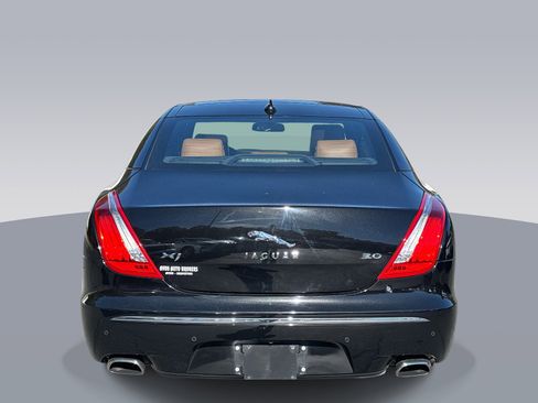 Used 2013 Jaguar XJ image 3