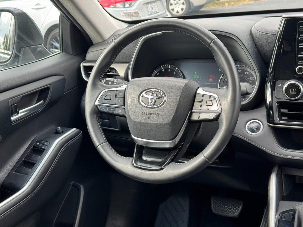 Used 2020 Toyota Highlander XLE AWD/4WD image 19