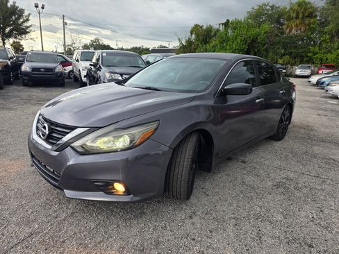 Used 2017 Nissan Altima 2.5 SR w/ Midnight Edition Package FWD image 3