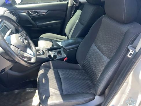 Used 2018 Nissan Rogue SV FWD image 3