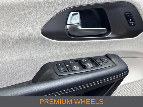 Used 2023 Chrysler Pacifica Touring-L FWD image 12