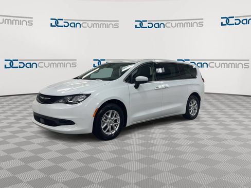 Used 2023 Chrysler Voyager LX FWD image 4