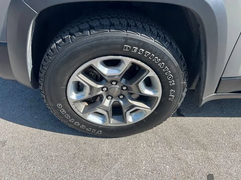 Used 2019 Jeep Cherokee Trailhawk w/ Cold Weather Group AWD/4WD image 16