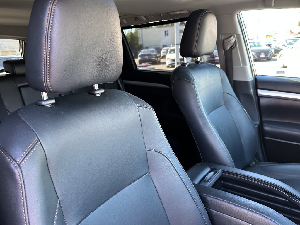 Used 2019 Toyota Highlander XLE FWD image 30