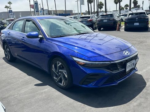 Used 2025 Hyundai Elantra Limited FWD image 2