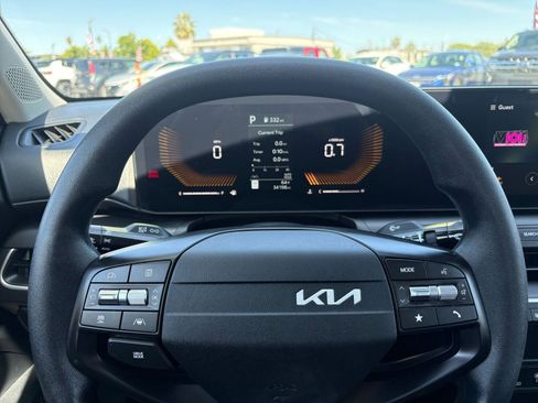 Used 2025 Kia K4 LXS image 28