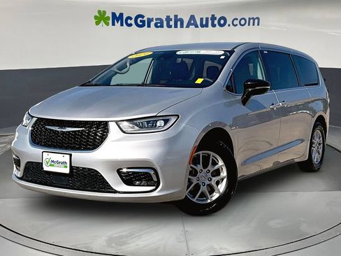 Used 2024 Chrysler Pacifica Touring-L FWD image 3